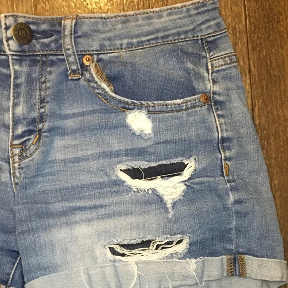 Aeropostale Medium Wash Midi Denim Distressed Shorts Size 4 - Picture 2 of 7